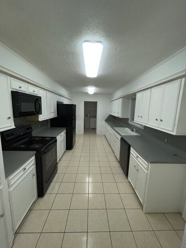 Foto del edificio - NOW PRE-LEASING! 5 BED/3 BATH CENTRAL LUBBOCK HOME