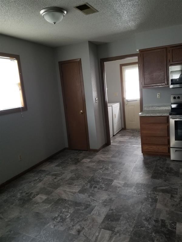 Building Photo - Updated Unit