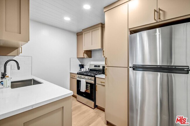 Building Photo - 1083 Montauk Ln