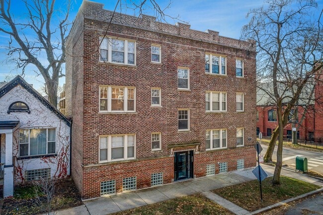 Building Photo - 1847 W Cornelia Ave