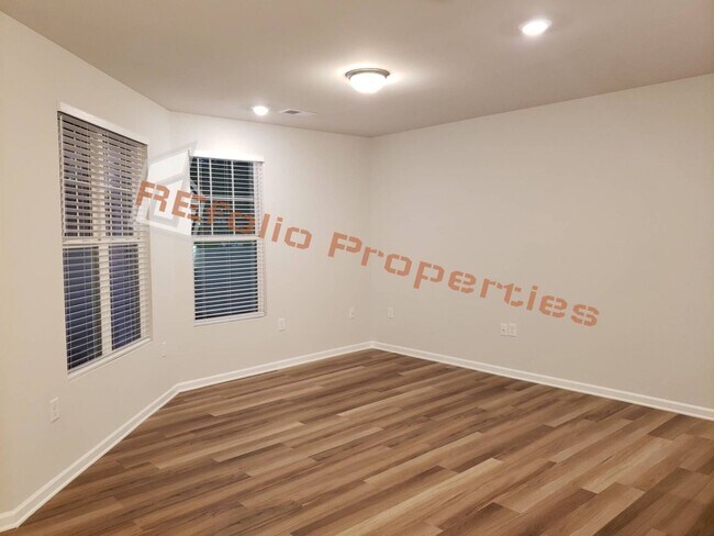 Foto del edificio - Beautiful 3 Bedrooms 1-Car Garage End Unit Townhouse, Available Now!