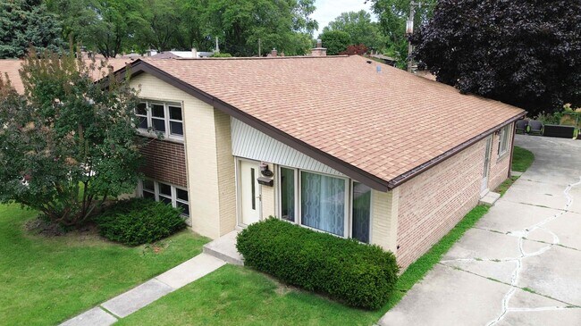 3 bedroom / 1.5 bathroom / 2 car garage - 10107 Lawrence Ct