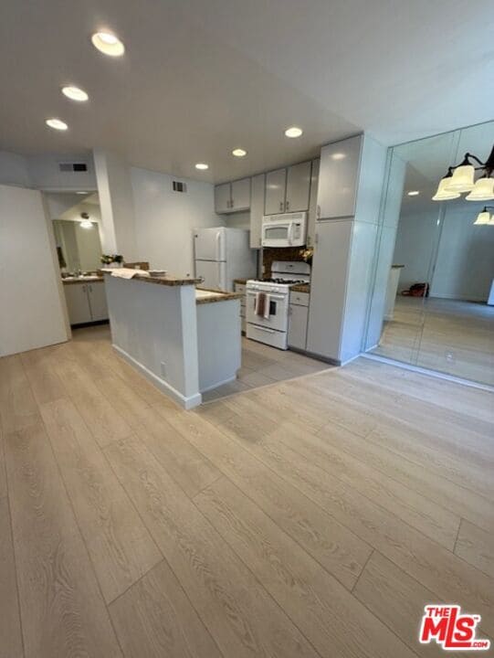 Building Photo - 4322 Matilija Ave