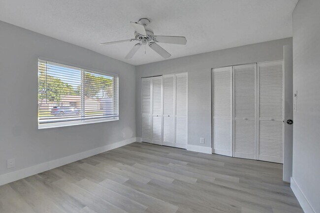 Building Photo - 9632 Saddlebrook Dr
