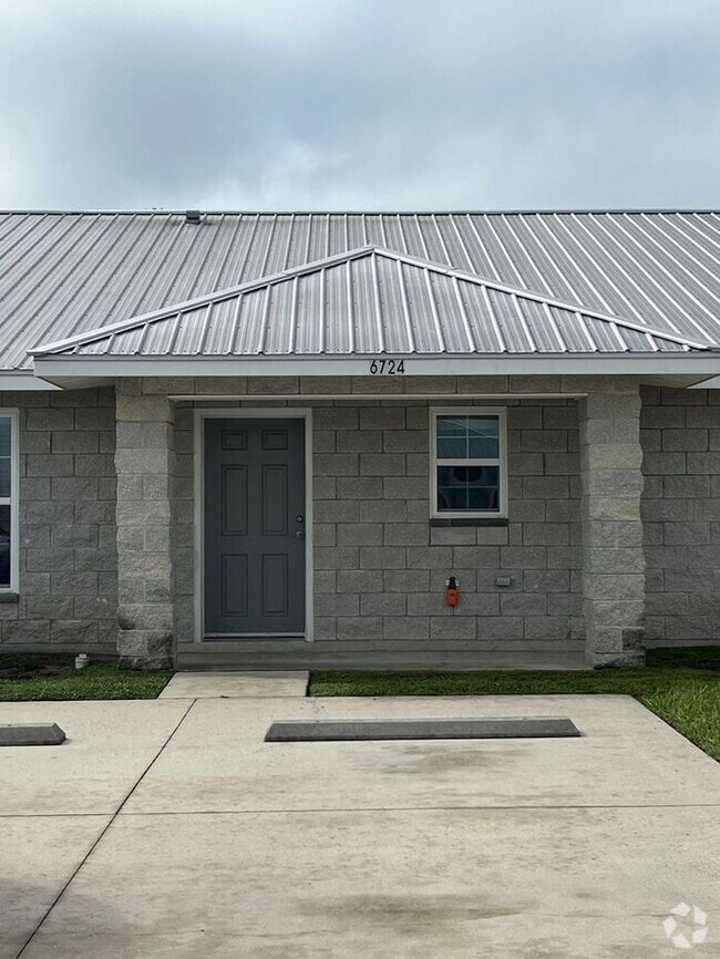 Building Photo - 6724 SE 106th St