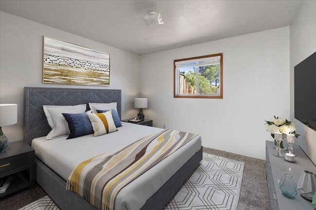 Building Photo - 2606 S Mountain View Dr