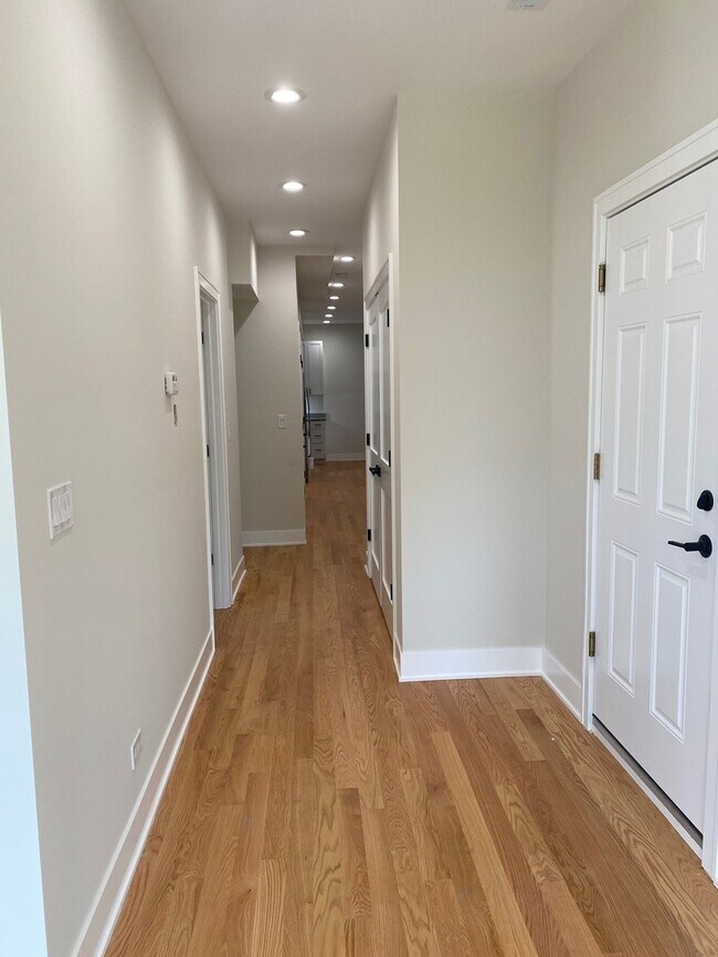 Foto del edificio - 1055 W Pratt Blvd