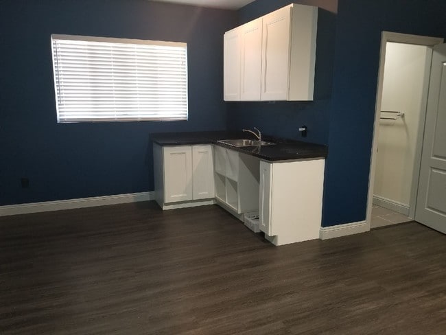 Building Photo - 455 N Los Robles Ave