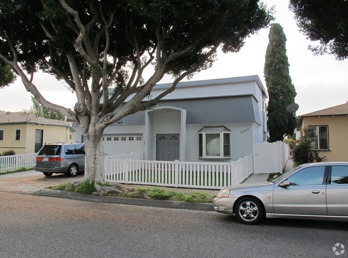 Building Photo - 2026 Oak St