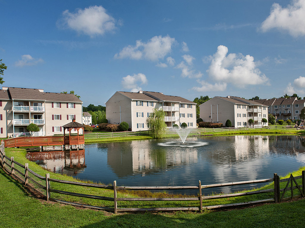 Welcome to Lake Ridge Square Apartments - Lakeridge Square