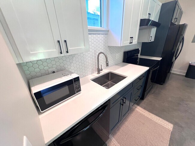 Foto del edificio - Simple yet tasteful living in East Nashvil...