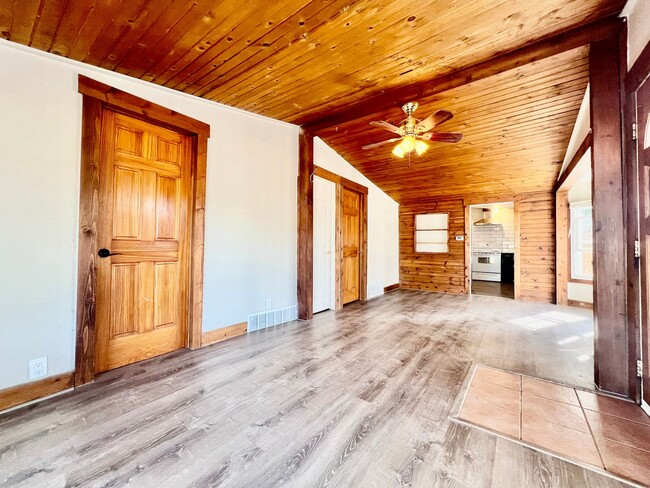 Foto del edificio - Fantastic House In Desirable Englewood Nei...