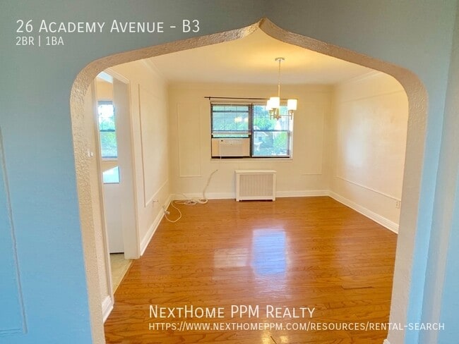 Building Photo - Great Space! Large 2 Bedroom, Heat Paid, L...