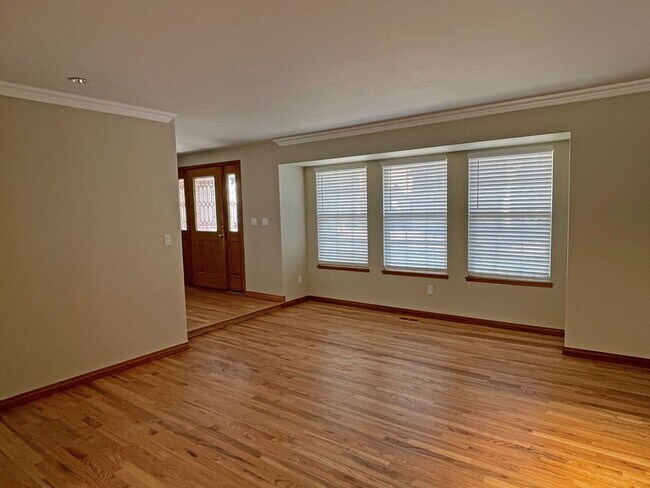 Foto del edificio - Spacious 5 bedroom, 2-story in Briargate