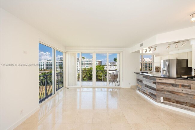 Building Photo - 10140 W Bay Harbor Dr