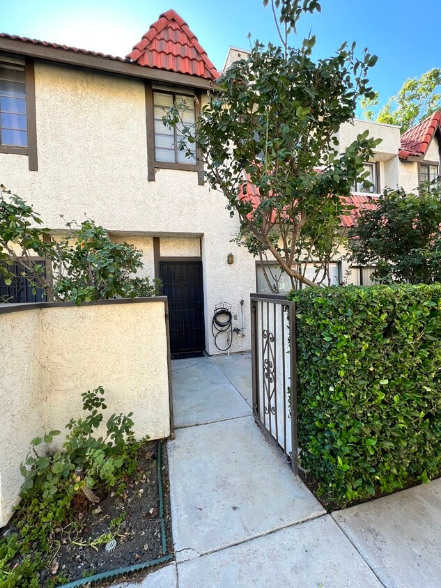 18004 River Cir, Santa Clarita, CA 91387 Townhome Rentals in Santa