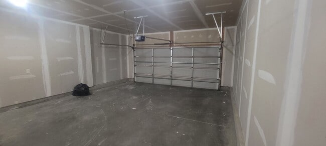 Building Photo - Spacious West Sioux Falls Twinhome with Gr...