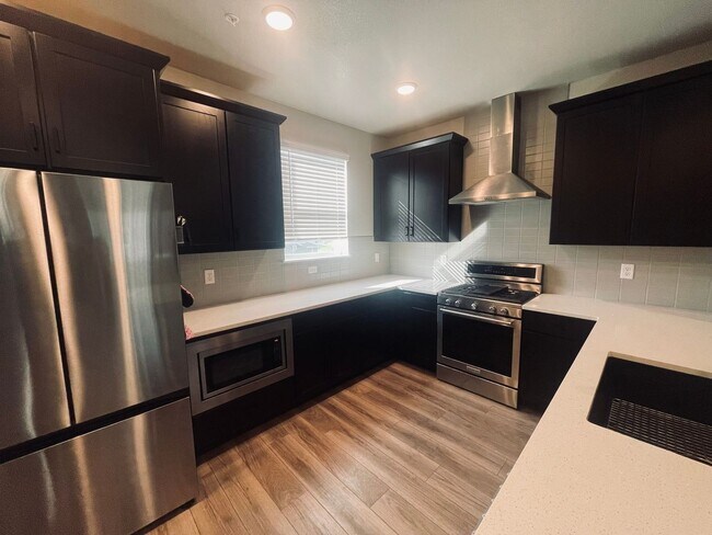 Building Photo - Modern 2 Bedroom Townhome - 15 min from Do...