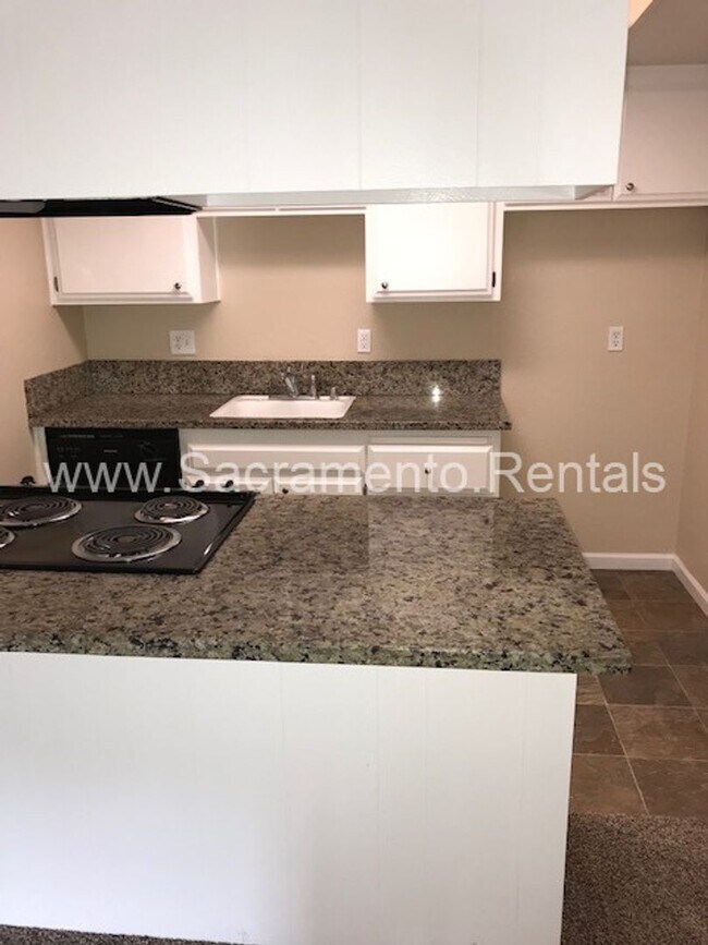 Building Photo - Beautifully Updated 2bd/2ba Fair Oaks Dupl...