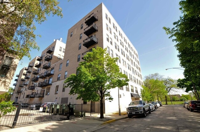 Building Photo - 811 S Lytle St