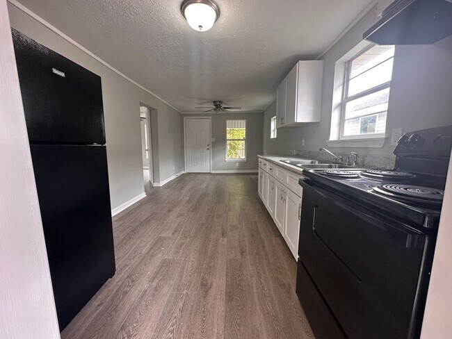 Foto del edificio - Updated 2/1 Available NOW