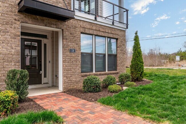 Foto del edificio - Modern End-Unit Townhome in Rocketts Landing – Prime Richmond Location