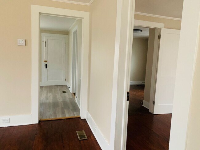 Foto del edificio - Charming 2 Bed/1 Bath Home - .5 Acre - Upd...