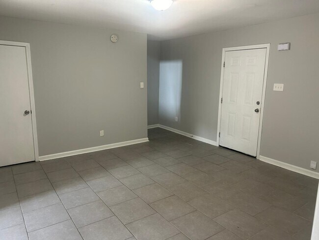 Foto del edificio - 1743 Edward Ave
