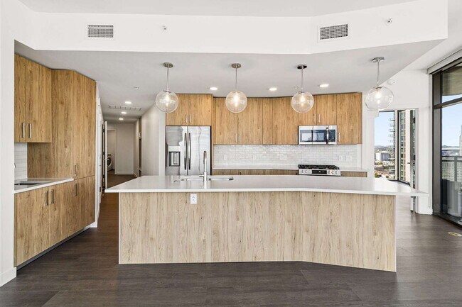 Building Photo - Luxury Gulch Living 2-Bedroom 2.5 Bathrooms Condo with Skyline Views & Private Balcony in Nashville