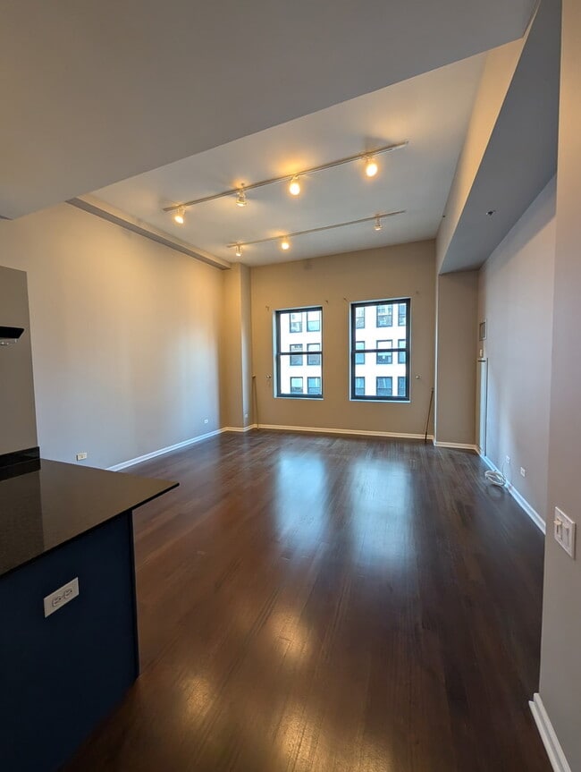 Building Photo - 5 N Wabash Ave