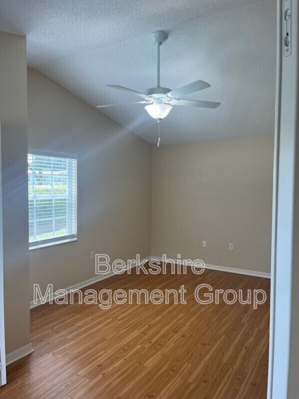 Foto del edificio - 1106 Brook Meadow Dr