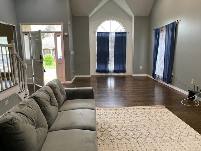 Building Photo - Room in 3 Bedroom Townhome at Cressingham Ct