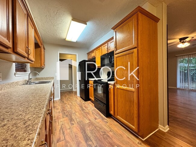 Foto del edificio - 3 Bedroom Home with Brand New Carpet *$300...