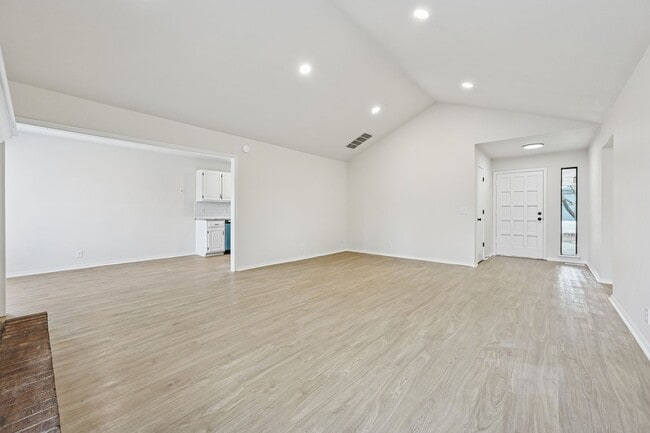 Building Photo - Newly Renovated Broken Arrow Beaut! Available for Immediate Move In!