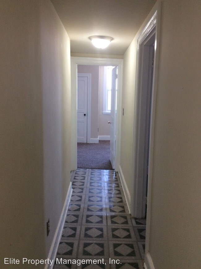 Building Photo - 2 br, 1 bath House - 700 W King St. Apt. 3