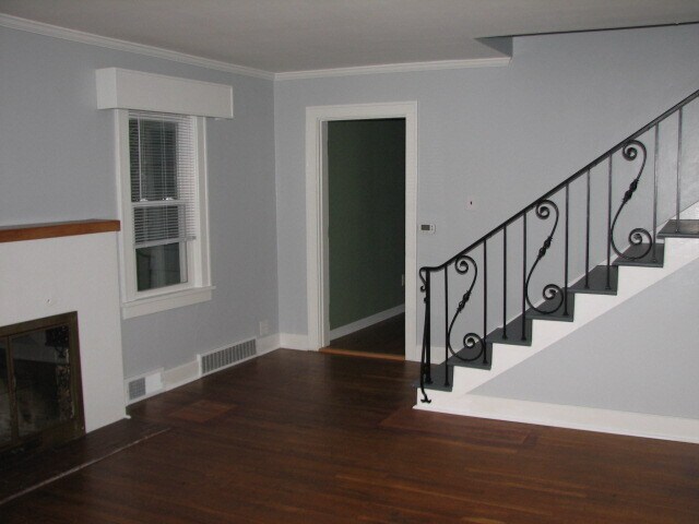 Building Photo - 404 S Celia Ave