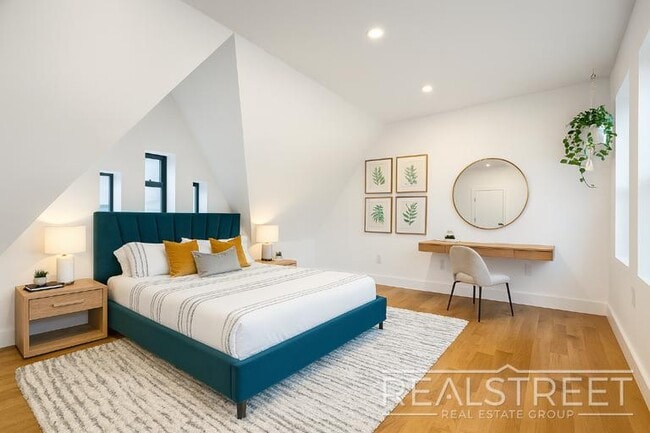 Foto del edificio - Modern Duplex-Style Residence with Designer Finishes on Historic Eastern Parkway