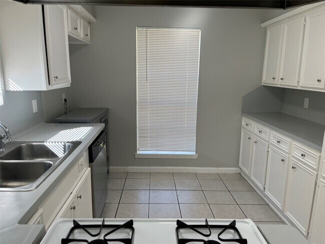 Foto del edificio - 2402 Fawnwood Ln