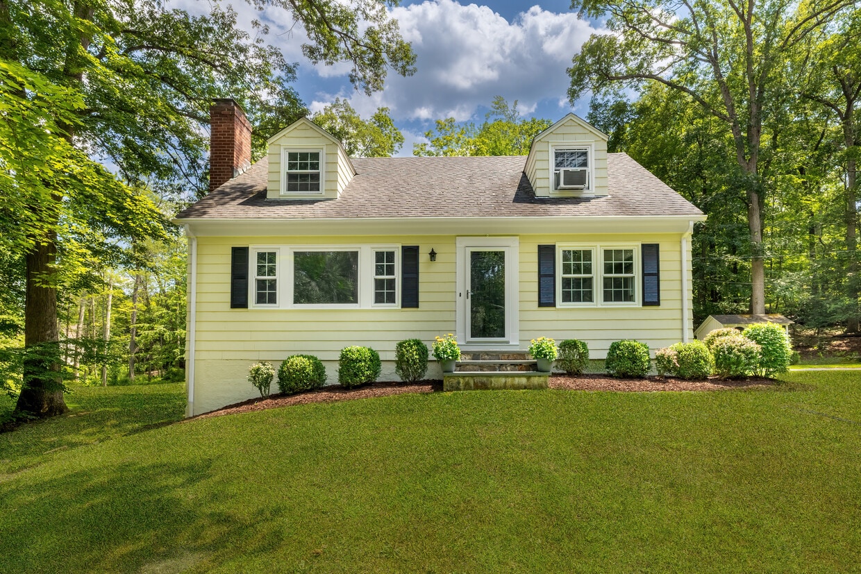 Foto principal - 61 Knollwood Dr