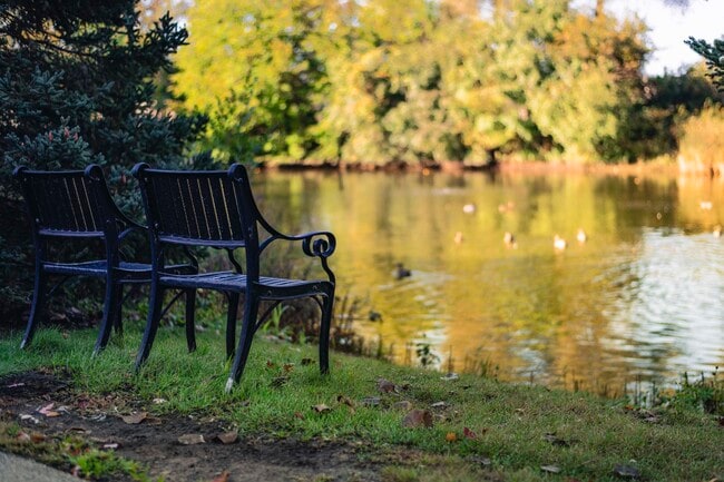 Beautiful pond with seating areas - Berkshire Sunset