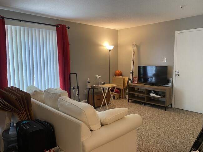 Foto del edificio - 14 Village Green Ln