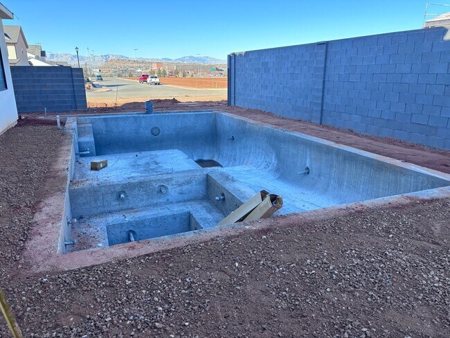 Foto del edificio - 5 bed 4.5 bath home with pool in Crimson Cliff Boundary