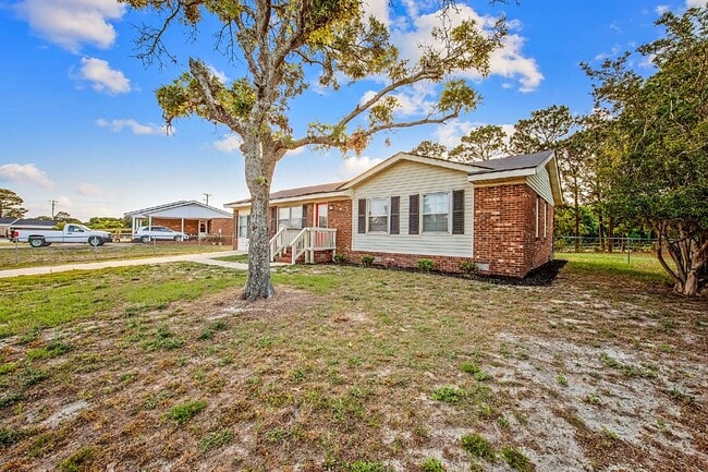 Building Photo - 3 Bed, 2 Bath Nest Near Cape Fear Valley