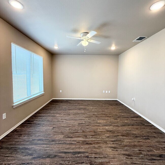 Building Photo - Move In Special 1/2 Off First Full Months ...
