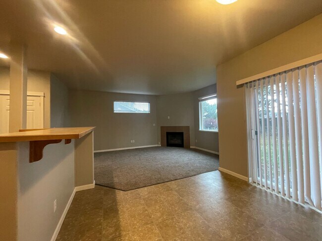 Foto del edificio - BEAUTIFUL 3 BEDROOM AND 2.5 BATHROOM TOWNHOUSE IN SOUTHWEST REDMOND!