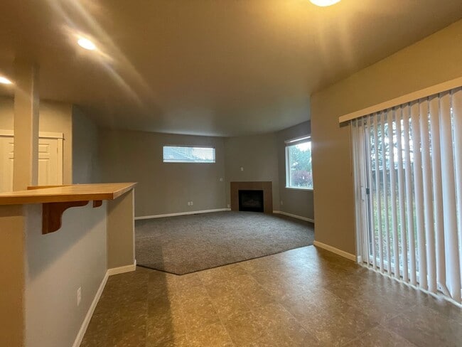 Building Photo - BEAUTIFUL 3 BEDROOM AND 2.5 BATHROOM TOWNHOUSE IN SOUTHWEST REDMOND!