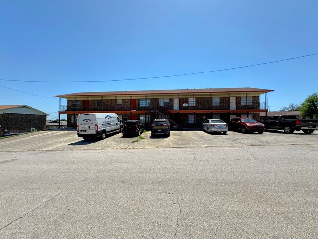 Building Photo - 611 Sunset Ln
