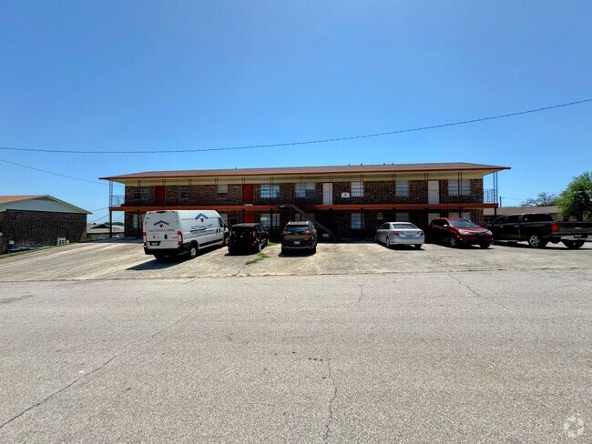 Building Photo - 611 Sunset Ln