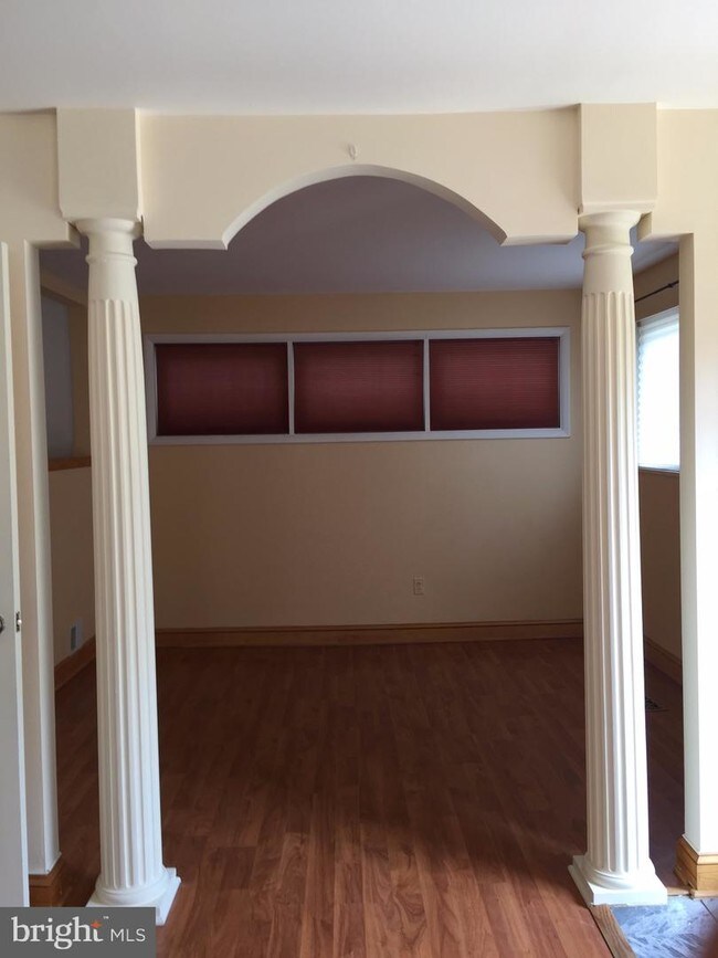 Building Photo - 1123 Caddington Ave