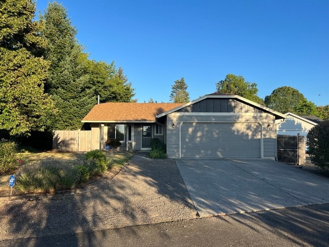 Foto del edificio - Adorable Quiet park like setting in fruit valley sunsets with landscaping provided